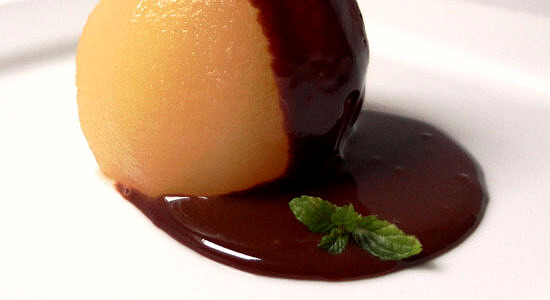 Poires pochées au chocolat