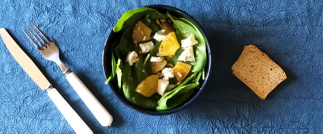 Salade d’épinards, ananas rôti & fromage de chèvre