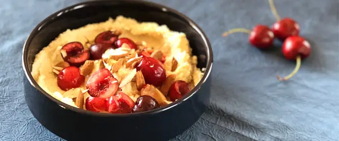 Porridge de millet, cerises & amandes