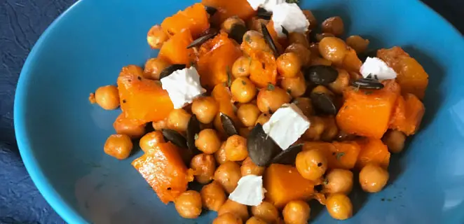 Salade tiède de butternut rôtie, pois chiche et feta