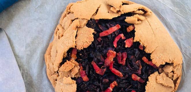 Tarte rustique sans gluten au chou rouge et oignons confits