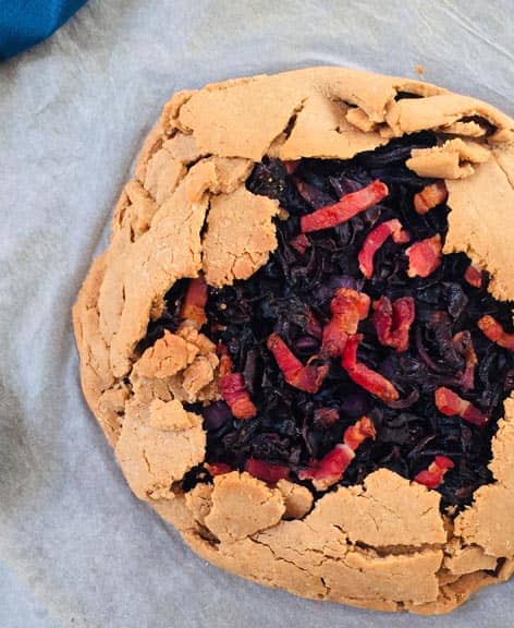 Tarte rustique sans gluten au chou rouge et oignons confits