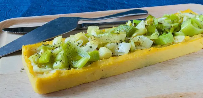 Tarte aux poireaux sans gluten, sur base de polenta