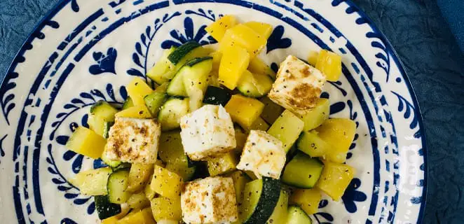 Poêlée de courgettes, pommes de terre et feta marinée