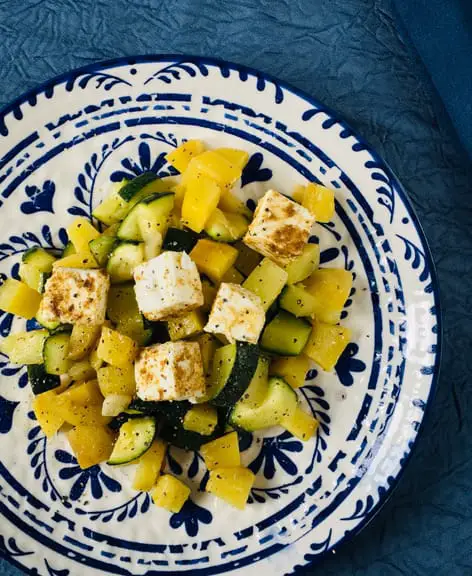 Poêlée de courgettes, pommes de terre et feta marinée