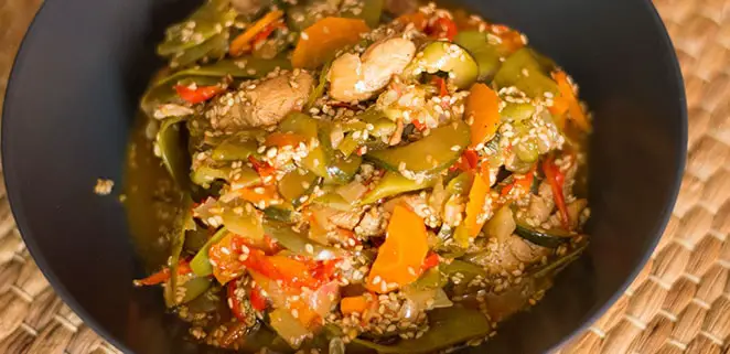 Wok de poulet sauté aux légumes et au sésame