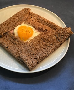 Galette bretonne complète (œuf, jambon, fromage)