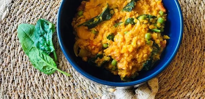 Dahl de lentilles corail, épinards et petits pois