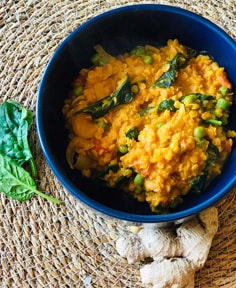 Dahl de lentilles corail, épinards et petits pois