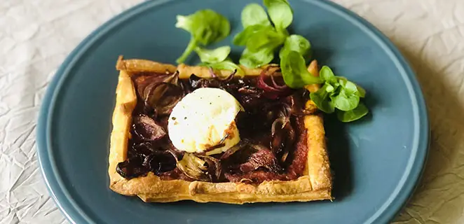 Feuilleté au chèvre chaud sur lit de tomates séchées et oignons rouges