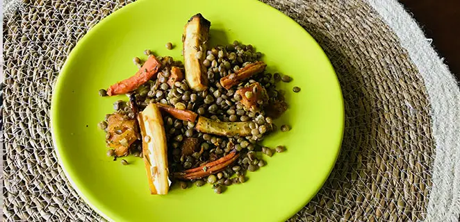 Légumes racines rôtis sur lit de lentilles blondes