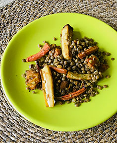 Légumes racines rôtis sur lit de lentilles blondes