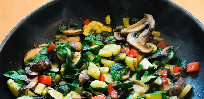 Poêlée courgettes, champignons, chou kale
