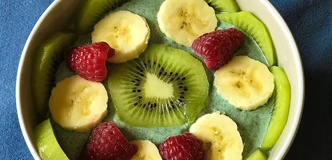 Energy bowl au fromage blanc et spiruline