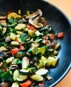 Poêlée courgettes, champignons, chou kale