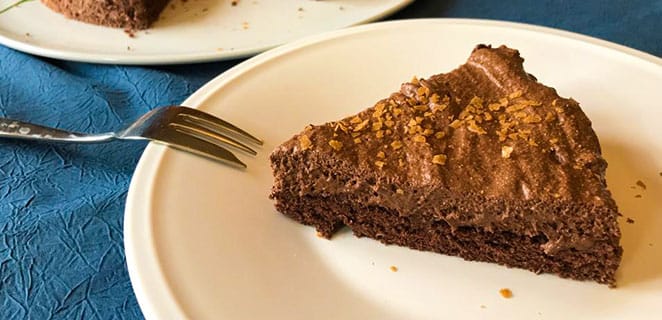 Gâteau de mousse au chocolat sur lit de génoise (sans gluten)