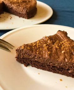 Gâteau de mousse au chocolat sur lit de génoise (sans gluten)