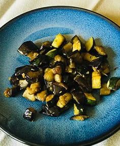 Poêlée d’aubergines et courgettes au thym et à l’ail