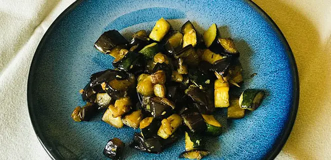 Poêlée d’aubergines et courgettes au thym et à l’ail