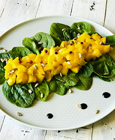 Salade de pousses d’épinards à la mangue