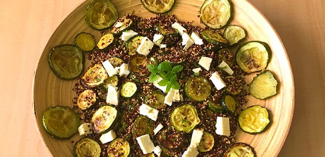 Salade de quinoa aux courgettes rôties et feta