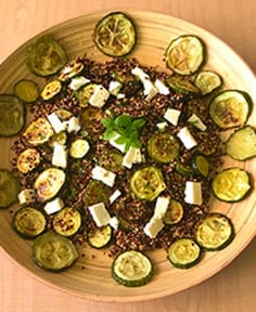 Salade de quinoa aux courgettes rôties et feta