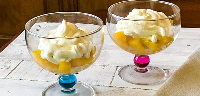 Coupe de mangue meringuée à la chantilly