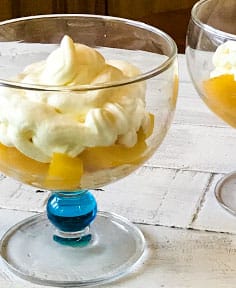 Coupe de mangue meringuée à la chantilly