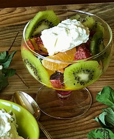 Coupe de fruits rapide à la chantilly