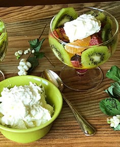 Coupe de fruits rapide à la chantilly