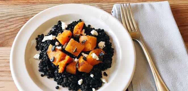 Butternut rôtie aux épices sur lit de lentilles Beluga