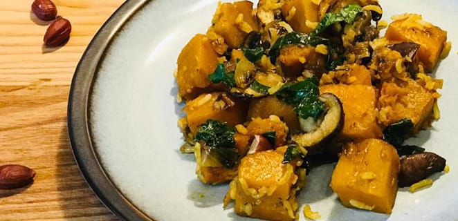 Poêlée de potimarron, chou kale et champignons aux éclats de noisettes