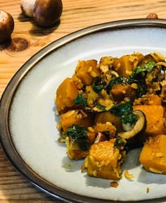 Poêlée de potimarron, chou kale et champignons aux éclats de noisettes