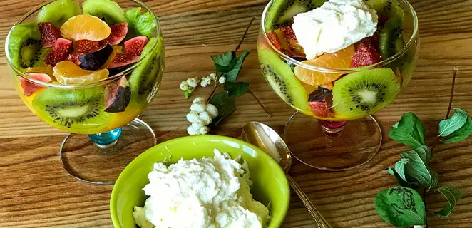 Coupe de fruits rapide à la chantilly