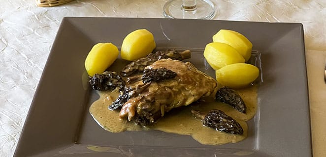 Poularde au vin jaune et morilles