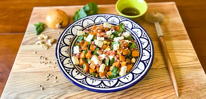 Salade tiède de patates douces rôties, pousses d’épinards et feta au za’atar