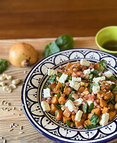 Salade tiède de patates douces rôties, pousses d’épinards et feta au za’atar