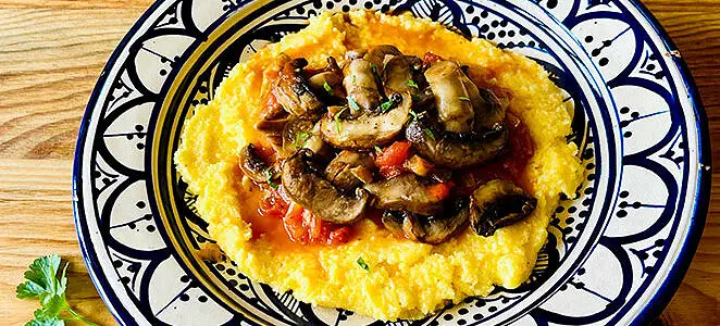 Champignons sur lit de polenta crémeuse