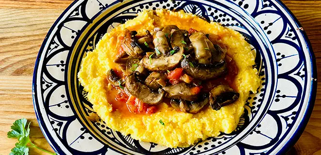 Champignons sur lit de polenta crémeuse