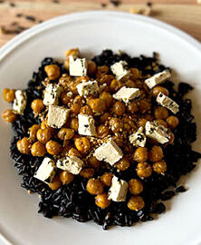 Salade de pois chiches sur lit de riz noir et feta