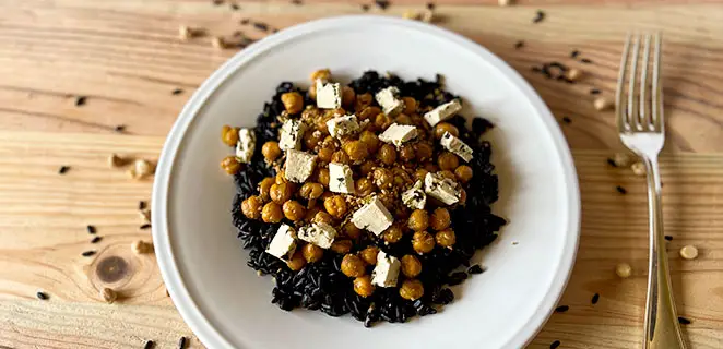 Salade de pois chiches sur lit de riz noir et feta