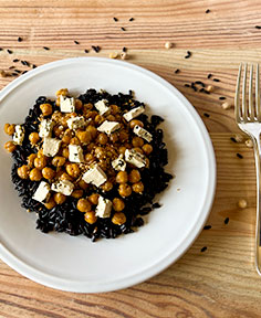 Salade de pois chiches sur lit de riz noir et feta