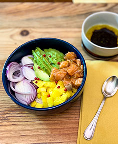 Poke bowl  au saumon sauce soja