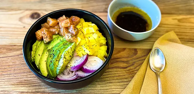 Poke bowl au saumon sauce soja