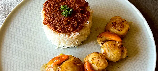 Noix de St Jacques et timbale de riz au pesto de tomates séchées