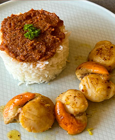 Noix de St Jacques et timbale de riz au pesto de tomates séchées