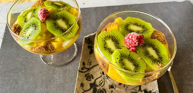 Coupe de fruits exotiques au fromage blanc de brebis