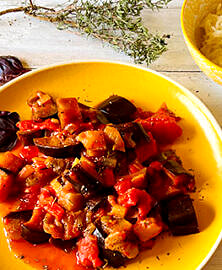 Poêlée d’aubergines aux poivrons et riz pilaf