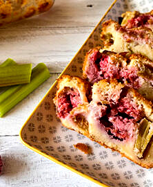 Cake framboises rhubarbe à la farine d’amande