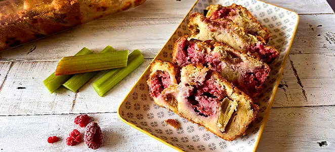 Cake framboises rhubarbe à la farine d’amande